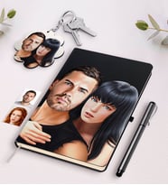 BK Gift Kişiye Özel Sevgililer Karikatürlü Beyaz Defter Kalem Ve Anahtarlık Hediye Seti-38 (Model 2)