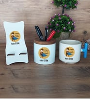 Kadın Öğretmene Hediye Hediye Sepeti Kupa Bardak T Kulplu, Kalemlik ve Ahşap Telefon Standı Öğretmenler Günü Hediyesi (Model 3)