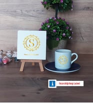 Gold Baş Harf Dekoratif Taş, Türk Kahvesi Fincanı Kırmızı İsme Özel Hediye (Model 2)