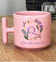 Kişiye Özel Çiçekli Q Harfli Hediye Pastel T Kupa İsim Soyisim Yazılı (Pembe)