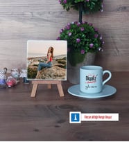 Diyaliz Hemşiresi Fotoğraflı Dekoratif Taş, Ahşap Altlıklı Türk Kahvesi Fincanı Hediye Tıp Bayramı Hediyesi Hemşireler Günü Hediyesi (Model 2)