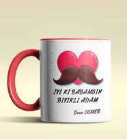 Kişiye Özel İyiki Babamsın Bıyıklı Adam Tema Siyah Kupa Bardak (Kırmızı)