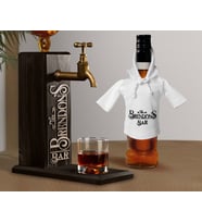 BK Gift Kişiye Özel Kabartma İsimli Musluklu Doğal Ahşap İçki Standı ve Beyaz İçki Şişesi Tişörtü Hediye Seti, Home Bar, Viski Çeşmesi, Ahşap İçecek Çeşmesi (Model 7)