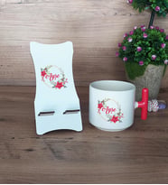Çiçek Tasarımlı İsim Hediye Sepeti Kupa Bardak T Kulplu ve Ahşap Telefon Standı Anneye Ablaya Kız Kardeşe (Model 1)
