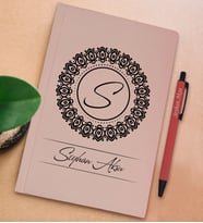 BK Gift Kişiye Özel İsimli Pudra Pembesi Sert Kapaklı Defter ve Tükenmez Kalem Seti, Arkadaşa Hediye, Yeni İş Hediyesi, Doğum Günü Hediyesi (Model 15)