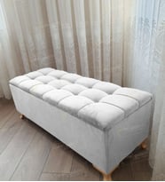 Çizgi Kapitoneli Sandıklı Puf 110 cm Gold Ayak (Beyaz)