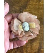 TÜLLÜ KADIN GÖRSELLİ TASARIM ÇİÇEK BROŞ TÜRBAN YAKA İĞNESİ 7X7 CM (Süt Kahve)