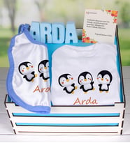 eJOYA Ahşap Sandıkta Kişiye Özel Zıbın Önlük Ve Taş İsimlik Bebek Hediye Seti 109458 (Mavi)