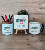 Ortopedi Uzmanı Hediye Sepeti Kupa Bardak T Kulplu, Kalemlik ve Dekoratif Taş Tıp Bayramı Hediyesi (Model 2)