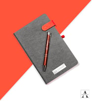 Kişiye Özel İsimli Mıknatıs Kapaklı Defter ve Kişiye Özel İsimli Metal Kalem Hediye Seti (Kırmızı)