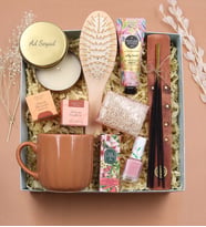Kişiye Özel Gold Metal Kutulu Mum & Çubuk Tütsü & Eyüp Sabri Tuncer Mini Kolonya & Eyüp Sabri Tuncer El ve Vücut Kremi & Kabak Lifli Sabun & Ahşap Tarak & Teashop 2'li Bitki çayı & Pastel Oje & Kupa Hediye Seti (Kahverengi)
