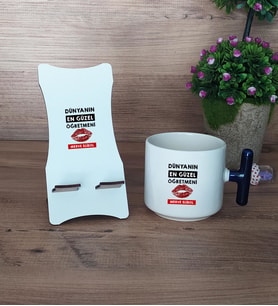 Dünyanın En Güzel Öğretmeni Hediye Sepeti Kupa Bardak T Kulplu ve Ahşap Telefon Standı Öğretmenler Günü Hediyesi (Model 2)