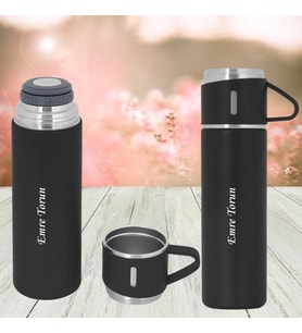 HEDİYESİ BİZDEN KİŞİYE ÖZEL İSİM BASKILI BARDAKLI TUTMA KULPLU PASLANMAZ ÇELİK TERMOS 500 ML (Siyah)