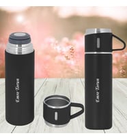 HEDİYESİ BİZDEN KİŞİYE ÖZEL İSİM BASKILI BARDAKLI TUTMA KULPLU PASLANMAZ ÇELİK TERMOS 500 ML (Siyah)