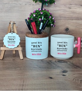 Motto Yeni Bir Ben Hediye Sepeti Kupa Bardak T Kulplu, Kalemlik ve Anahtarlık Arkadaşa Hediye  (Model 4)