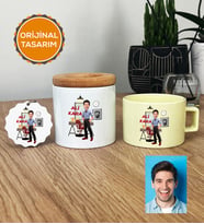 Kişiye Özel Karikatürlü Kuaför Hediye Seti Pastel Fincan, Kalemlik, Anahtarlık Erkek Kuaföre Berbere Hediye (Sarı)