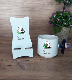 Umurumda Değil Hediye Sepeti Kupa Bardak T Kulplu ve Ahşap Telefon Standı Arkadaşa Hediye (Model 2)