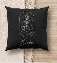 BK Gift Kişiye Özel İsimli Premium Kumaş Siyah Kırlent Yastık, Ev Hediyesi, Ev Dekorasyonu, Dekoratif Hediye (Model 8)