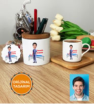Kişiye Özel Karikatürlü Fizyoterapist Hediye Seti Türk Kahvesi Fincanı, Kalemlik, Anahtarlık Erkek Fizyoterapiste Tıp Bayramı Hediyesi (Ahşap)