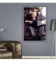 Metal Çerçeveli Temperli Cam Ofis Tablosu Oturan Atatürk (Gümüş)