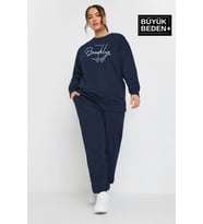 Kadın El Yazılı Brooklyn Baskılı Büyük Beden İnce Bisiklet Yaka Swatshırt SPR25BSWK59 (Lacivert)
