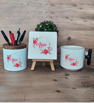 Çiçek Tasarımlı İsim Hediye Sepeti Kupa Bardak T Kulplu, Kalemlik ve Dekoratif Taş Anneye Ablaya Kız Kardeşe (Model 6)