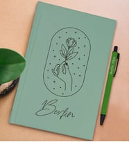 BK Gift Kişiye Özel İsimli Su Yeşili Sert Kapaklı Defter ve Tükenmez Kalem Seti, Arkadaşa Hediye, Yeni İş Hediyesi, Doğum Günü Hediyesi (Model 6)