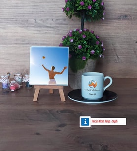 Voleybol Antrenörü Fotoğraflı Dekoratif Taş, Ahşap Altlıklı Türk Kahvesi Fincanı Hediye (Model 7)