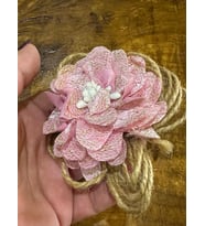 8X8 CM HASIR KABARTMA ÇİÇEKLİ İĞNELİ BROŞ YKA İĞNESİ (Pembe)