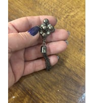 ZİNCİR PÜSKÜLLÜ TAŞLI BROŞ YAKA İĞNESİ GİYİM AKSESUARI 9X3 CM (Füme)