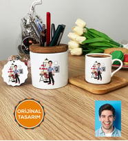 Kişiye Özel Karikatürlü Kuaför Hediye Seti Türk Kahvesi Fincanı, Kalemlik, Anahtarlık Erkek Kuaföre Berbere Hediye (Ahşap)