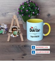 Doktor Kupa Bardak Beyaz ve Fotoğraflı Ahşap Anahtarlık Hediye Tıp Bayramı Hediyesi Doktora Hediye (Model 7)
