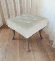 Kapitoneli Makyaj Pufu Ayak Ucu Puf Gümüş Ayak (45*45) (Beyaz)