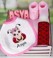 eJOYA Ahşap Sandıkta Kişiye Özel Önlük Biberon Taş İsimlik Ve Patik Bebek Hediye Seti 109519 (Mavi)