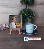 Hostes Fotoğraflı Dekoratif Taş, Ahşap Altlıklı Türk Kahvesi Fincanı Hediye (Model 4)