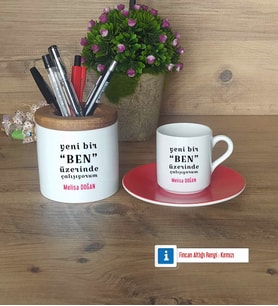 Motto Yeni Bir Ben Hediyeleri Türk Kahvesi Fincanı Kırmızı, Kalemlik Kişiye Özel Hediye (Model 1)