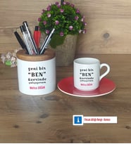 Motto Yeni Bir Ben Hediyeleri Türk Kahvesi Fincanı Kırmızı, Kalemlik Kişiye Özel Hediye (Model 1)