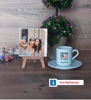 Kız Kardeş Fotoğraflı Dekoratif Taş, Ahşap Altlıklı Türk Kahvesi Fincanı Hediye (Model 2)