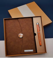 Kişiye Özel İsim Baskılı Defter Kalem Seti Farklı Renk Seçenekleriyle (Turuncu)