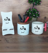 Sevimli Panda Hediye Sepeti Kupa Bardak T Kulplu, Kalemlik ve Ahşap Telefon Standı Arkadaşa Doğum Günü Hediyesi (Model 4)