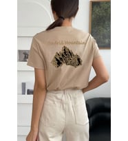 Unisex Arid Mountain Baskılı T-shirt (Bej)