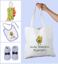 eJOYA Bebeklere Özel Çantasında Kişiye Özel Biberon Önlük Ve Patik Bebek Hediye Seti 109805 (Mavi)