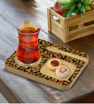 BK Gift Kişiye Özel Doğal Ahşap Kaşıklı Sunum Tabağı ve Heybeli Çay Bardağı Hediye Seti, Ev Hediyesi, Arkadaşa Hediye, Anneye Hediye, Doğum Günü Hediyesi (Model 15)