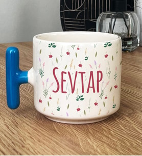 Kişiye Özel İsim Yazılı Hediye T Kupa Bardak Çiçek Desenli -6- (Mavi)