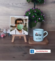 Doktor Fotoğraflı Dekoratif Taş, Ahşap Altlıklı Türk Kahvesi Fincanı Hediye Tıp Bayramı Hediyesi Doktora Hediye (Model 1)