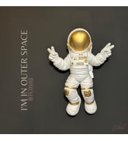 Astronot Figürü – Uzay Temalı Ev Dekoru – Barış İşareti Pozu–Modern ve Şık- Mükemel orijinal tasarım (Beyaz)