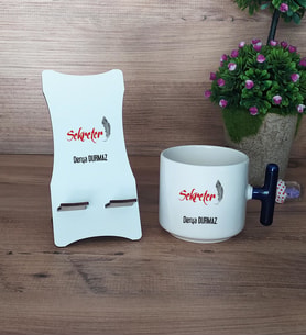 Kişiye Özel Sekreter Hediye Sepeti Kupa Bardak T Kulplu ve Ahşap Telefon Standı Sekretere Hediye (Model 2)
