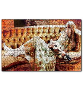 Cakapuzzle Kanepede Gitar Çalan Sarışın Kız  Puzzle Yapboz MDF (Ahşap) (500 Parça)