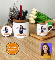 Kişiye Özel Karikatürlü Sınıf Öğretmeni Hediye Seti Türk Kahvesi Fincanı, Kalemlik, Anahtarlık Kadın Sınıf Öğretmenine Öğretmenler Günü Hediyesi (Ahşap)