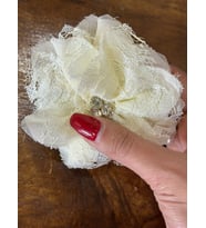 ZİRKON TAŞLI GÜPÜR ÇİÇEKLİ KADIN BROŞ GİYİM YAKA SAÇ AKSESUARI 9X3 CM (Ekru)